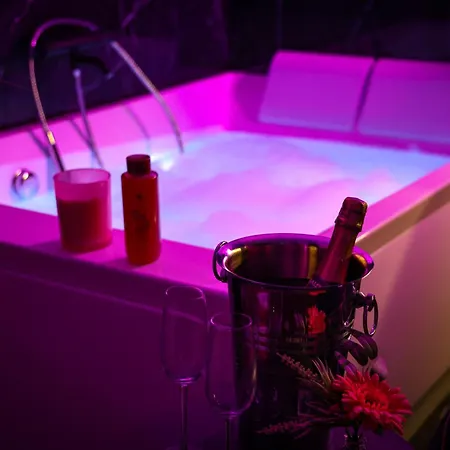 Sensorielles - - Jacuzzi - Sauna - Cinema Metz